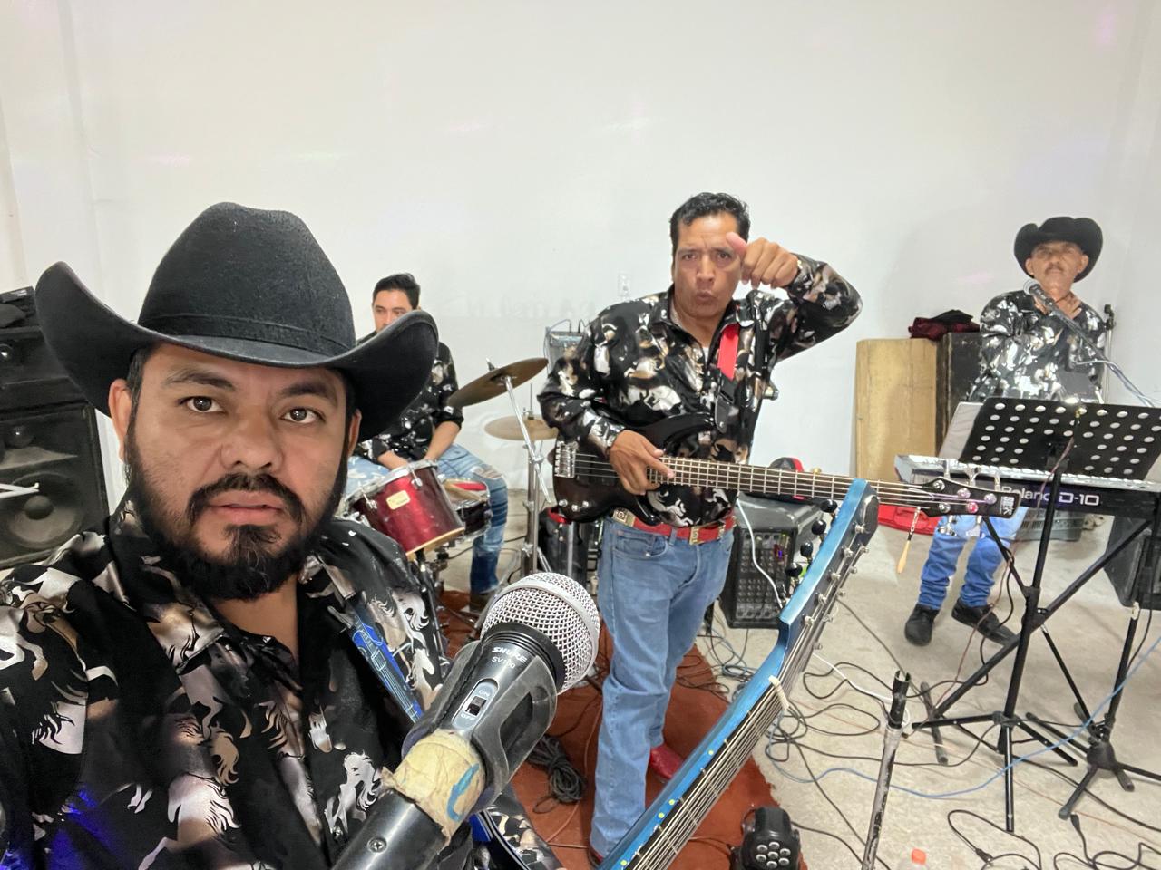 Grupo Deseo Norteño tocando
