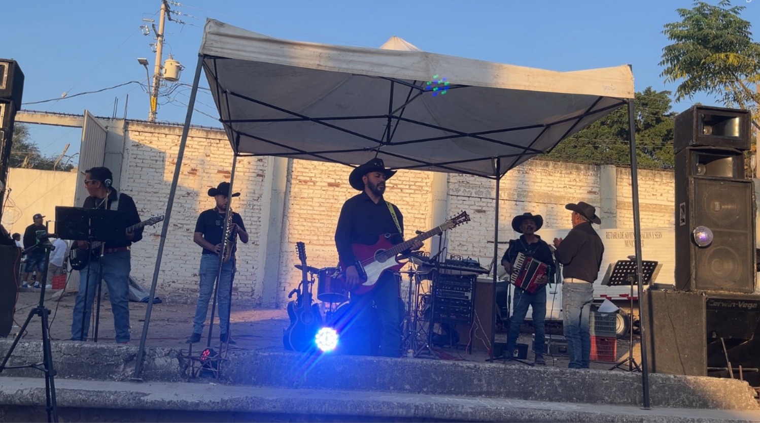 Deseo Norteño durante un evento nocturno