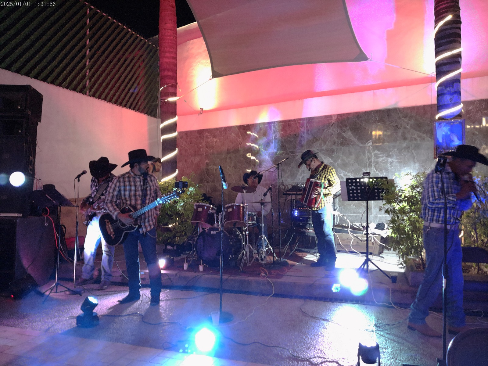 Deseo Norteño animando al público